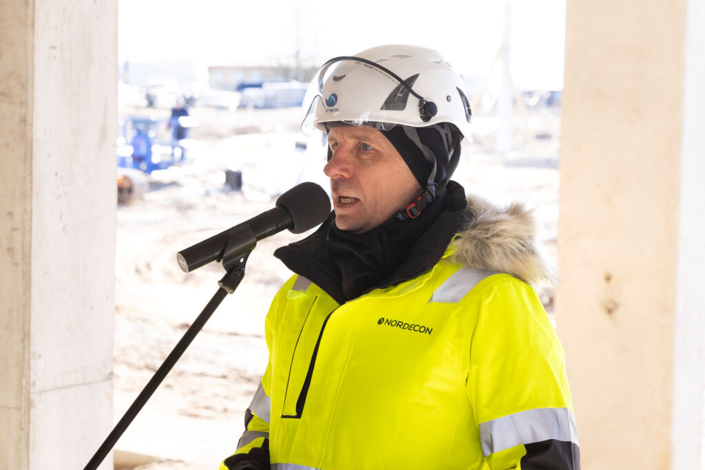 Tarmo Pohlak, Nordecon AS-i juhatuse liige, Saku Gümnaasiumi põhikooli sarikapidu. Foto: Oleg Tarmo  Pohlak, Nordecon, Saku Gümnaasiumi põhikooli sarikapidu. Foto: Oleg Hartshenko