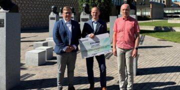 Karl Värat Eesti Taristuehituse Liidu tunnustust vastuvõtmas. Foto: Eesti Taristuehituse Liit