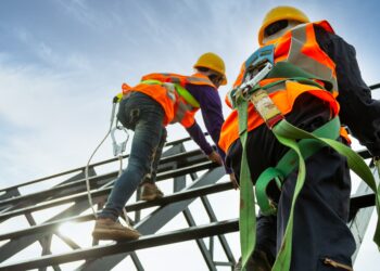 Ehitussektoris päästavad elusid isikukaitsevahendid. Foto: Shutterstock