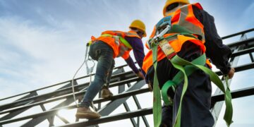 Ehitussektoris päästavad elusid isikukaitsevahendid. Foto: Shutterstock