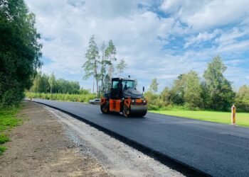 Tegemist on Eestis esimese riigitee katselõiguga, kus Transpordiamet kasutab ligniini bituumeni asendajana asfaltsegudes. Mäeküla–Koeru–Kapu km 21,25–25,30 rekonstrueerimine. Foto: Transpordiamet