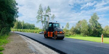 Tegemist on Eestis esimese riigitee katselõiguga, kus Transpordiamet kasutab ligniini bituumeni asendajana asfaltsegudes. Mäeküla–Koeru–Kapu km 21,25–25,30 rekonstrueerimine. Foto: Transpordiamet