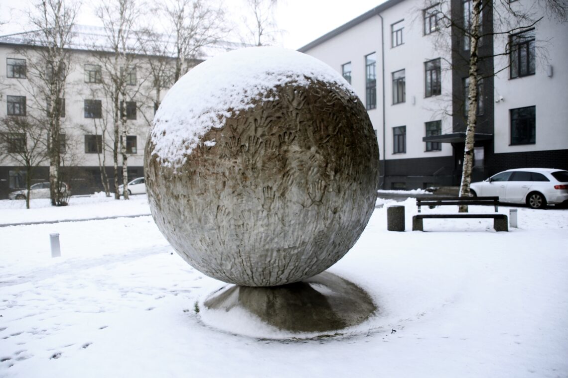 Kuldsed käed, 2015. Autorid: Oliver Soomets, Bruno Lillemets ja Tõnis Hiiesalu. Tallinna Ehituskooli siseõues ja fuajees. Fotod: Oliver Soomets