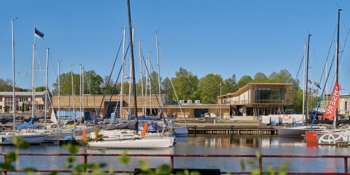 Aasta puitehitis 2024 konkursi võitja Kalevi jahtklubi sadamahoone ellinguga.