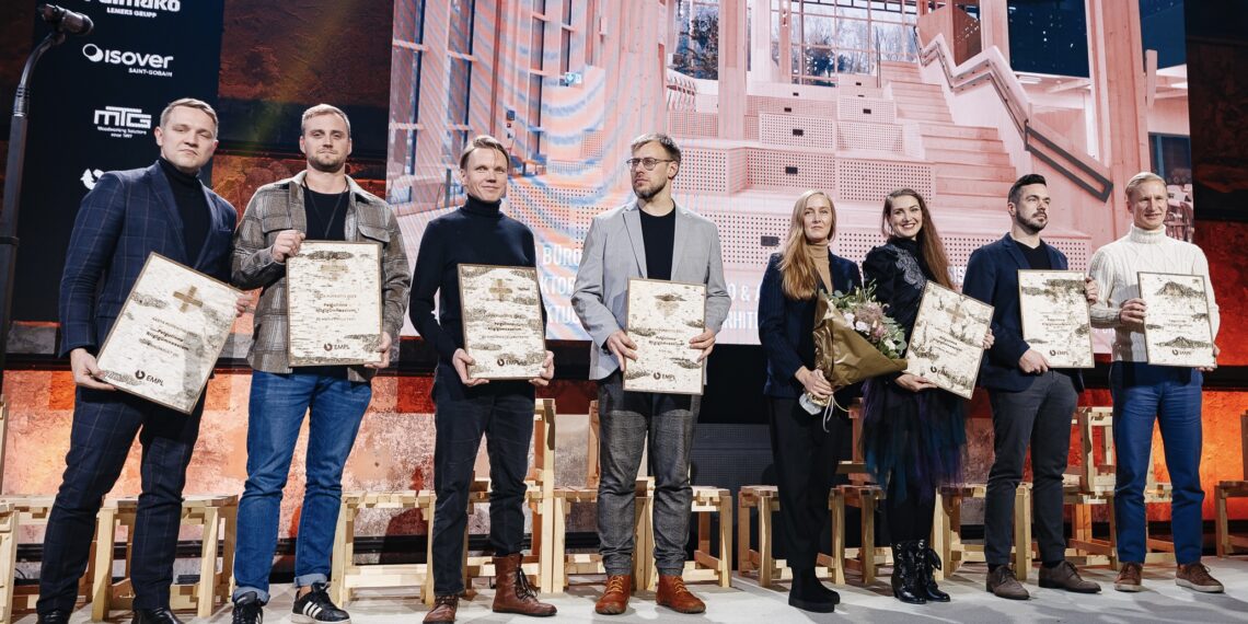 Mulluse konverentsi auhinnatseremoonia, kus aasta puitehitise konkursi võitjaks pärjati PERG. Autorid: Arhitekt Must, sisearhitektuuribüroo Pink, maastikukujundus Kino maastikuarhitektid. Kõige vasakul EMPL-i tegevjuht Henrik Välja. Foto: Rauno Liivand