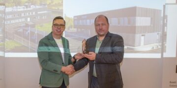 Eesti Katuse- ja Fassaadimeistrite Liit kuulutas välja traditsioonilise konkursi Aasta katus 2024 seekordsed võidutööd. Katevara OÜ esindaja Teet Enok parima fassaadi auhinda vastu võtmas. Foto: EKFML