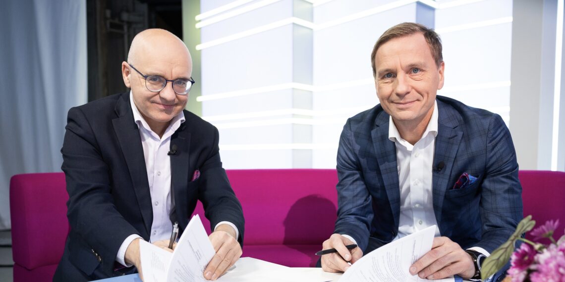 Uue telemaja ehituslepingu allkirjastasid Eesti Rahvusringhäälingu juhatuse esimees Erik Roose ja Nordecon AS juhatuse liige Tarmo Pohlak. Foto: Siim Loivi / ERR