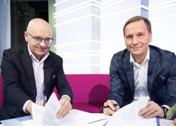 Uue telemaja ehituslepingu allkirjastasid Eesti Rahvusringhäälingu juhatuse esimees Erik Roose ja Nordecon AS juhatuse liige Tarmo Pohlak. Foto: Siim Loivi / ERR