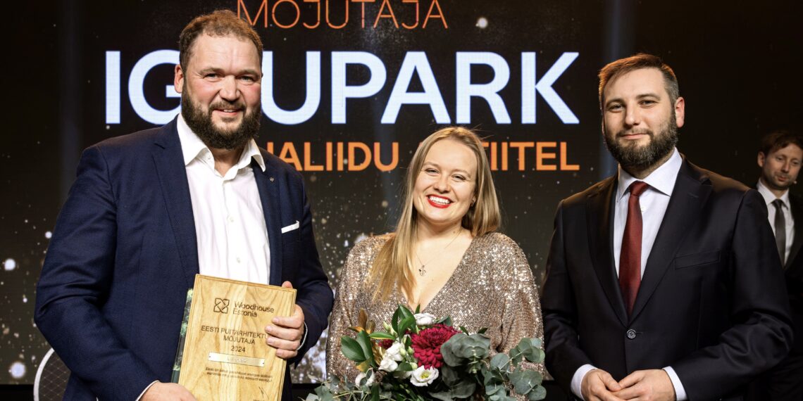 Priit Kallas Puitmajaliidu puitarhitektuuri mõjutaja 2024 tiitlit Iglupargi nimel vastuvõtmas. Foto: Meeli Küttim