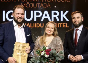 Priit Kallas Puitmajaliidu puitarhitektuuri mõjutaja 2024 tiitlit Iglupargi nimel vastuvõtmas. Foto: Meeli Küttim