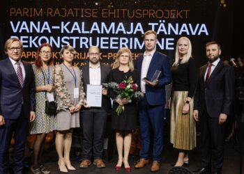 K-Projekti ja Kavakava meeskonnad “Aasta rajatise ehitusprojekt 2024” tiitlit vastuvõtmas. Foto: Meeli Küttim