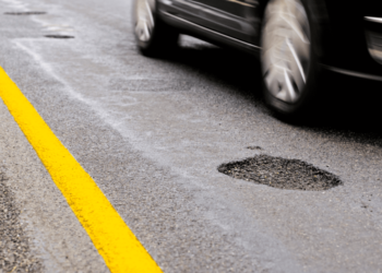 Kui teel jääb õigeaegselt remont või parendamine tegemata, siis tulevikus on sama teelõigu remont juba märksa kulukam. Foto. ESTEL