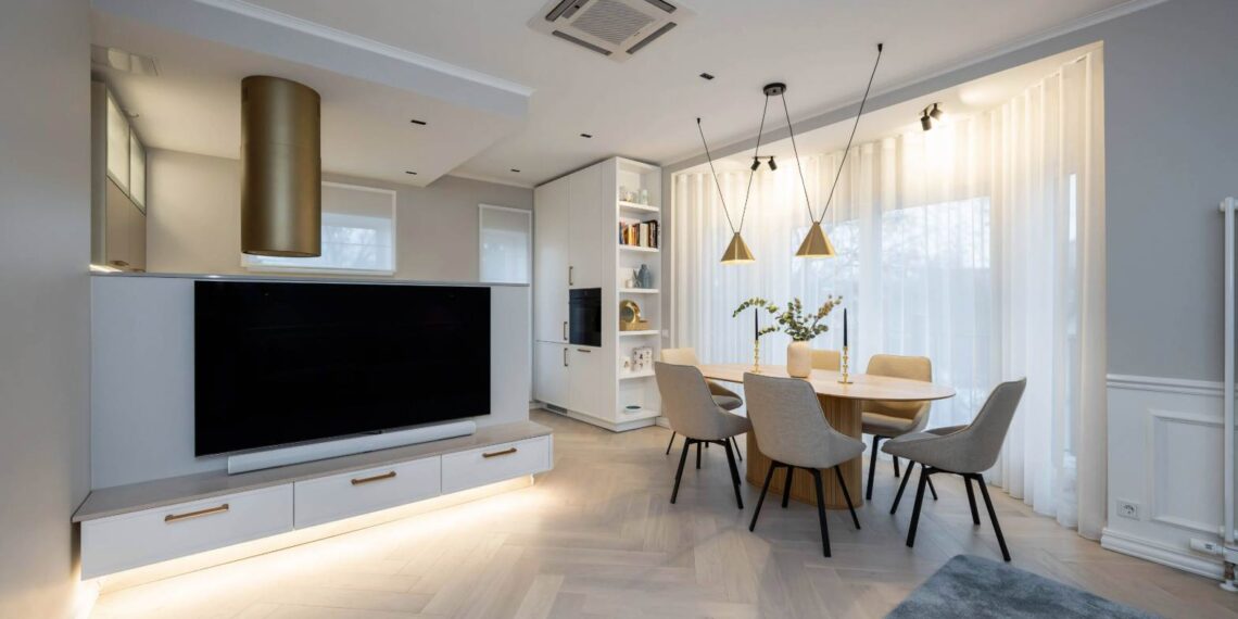 Messingitooni silindrikujuline õhupuhasti lisab ruumi autentsust ja pehmust, asendades varasema nurgelise versiooni. Interjööri autor: Ljudmila Funika-Müür, Stuudio88 OÜ. Foto: Kirill Masing