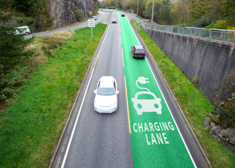 Tulevikus nähakse teede ühe sisseehitatud funktsioonina autode laadimist. Foto: Shutterstock