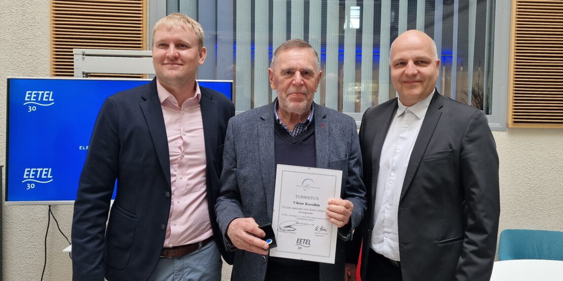 Sündmuse lõppedes anti üle teenetemärgid, mille pälvisid oma panuse eest elektriala arendamisse Viktor Kassihin, Lembit Vali ja Rein Aro. Foto: Anti Natka