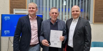 Sündmuse lõppedes anti üle teenetemärgid, mille pälvisid oma panuse eest elektriala arendamisse Viktor Kassihin, Lembit Vali ja Rein Aro. Foto: Anti Natka