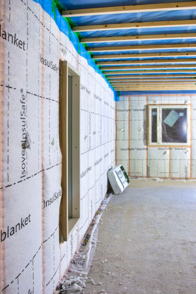 ISOVER InsulSafe® Wall on uuenduslik, kõrge jõudlusega mineraalne puistevill, mis on loodud spetsiaalselt vertikaalsete pindade ja seinakonstruktsioonide soojustamiseks.