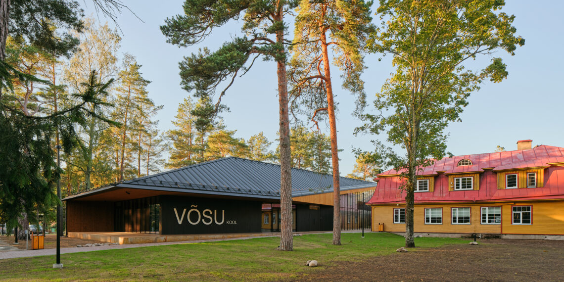 Võsu põhikool ja lasteaed just puitu silmas pidades terviklikult projekteeritud ja pisidetailideni läbimõeldud hoone. Foto: Karl Kasepõld