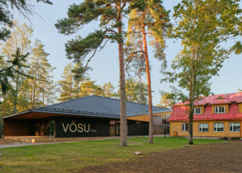 Võsu põhikool ja lasteaed just puitu silmas pidades terviklikult projekteeritud ja pisidetailideni läbimõeldud hoone. Foto: Karl Kasepõld