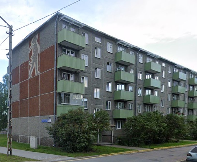 Akadeemia tee 22. 1963. aastal ehitatud Mustamäe tüüpne suurpaneelelamu (seeria 464A), millele on tehtud põhjalikud eeluuringud ja tehaseline renoveerimine algas 2025. aastal. Autori foto