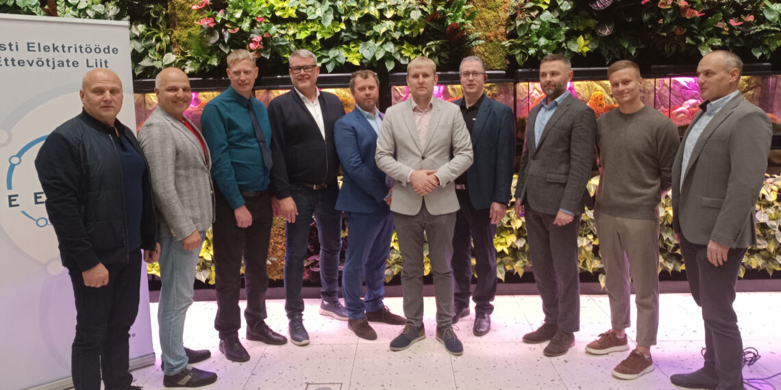 Fotol EETELi uus nõukogu ja tegevjuht. Vasakult: Mart Aguraiuja, Krister Peetmaa, Riho Kirss, Timo Raimla, Sven Pitkve, tegevjuht Kaarel Jänes, Ragnar Roos, Dmitri Beljajev, Kristjan Viil ja Rainer Järv. Pildilt puudub nõukogu liige Janek Sulev. Foto: EETEL