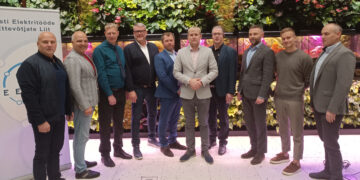 Fotol EETELi uus nõukogu ja tegevjuht. Vasakult: Mart Aguraiuja, Krister Peetmaa, Riho Kirss, Timo Raimla, Sven Pitkve, tegevjuht Kaarel Jänes, Ragnar Roos, Dmitri Beljajev, Kristjan Viil ja Rainer Järv. Pildilt puudub nõukogu liige Janek Sulev. Foto: EETEL