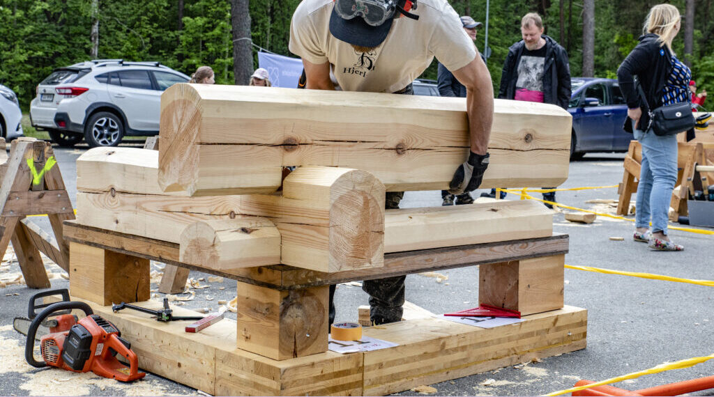 Eesti Puitmajaliit valib igal aastal aasta tegijat, Eesti puitmaja sõpra ja Eesti puitarhitektuuri mõjutajat.