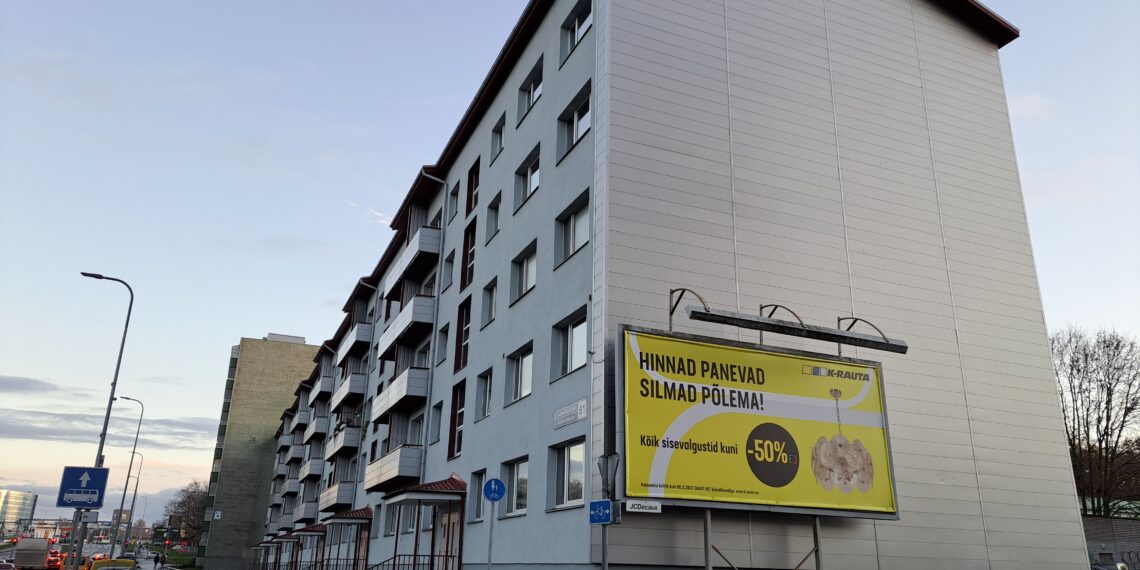 Algas arhitektuurivõistlus levinumat tüüpi kortermajade tehaseliseks renoveerimiseks. A. H. Tammsaare tee 61 renoveeritud hoone, Tüüpprojekt 1-464. Foto: Vikipeedia