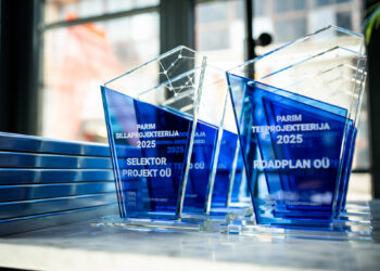 Tunnustati koostööpartnereid, kellele anti üle graveeritud klaasmeened ja tänukirjad. Foto: Transpordiamet