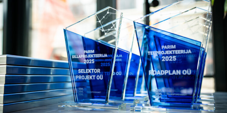 Tunnustati koostööpartnereid, kellele anti üle graveeritud klaasmeened ja tänukirjad. Foto: Transpordiamet