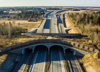 Sel ja järgneval aastal rajatakse kokku rekordiliselt ehk 45 kilomeetrit uusi neljarajalisi maanteelõike. Pildil ökodukt Tallinn-Tartu maanteel.