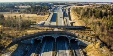 Sel ja järgneval aastal rajatakse kokku rekordiliselt ehk 45 kilomeetrit uusi neljarajalisi maanteelõike. Pildil ökodukt Tallinn-Tartu maanteel.